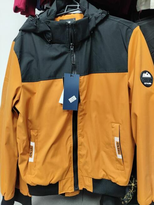 Kurtki męskie typu wiatrówka