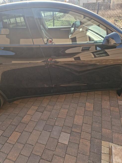 Prywatny kierowca do wynajęcia – dyskrecja, komfort Tesla Y