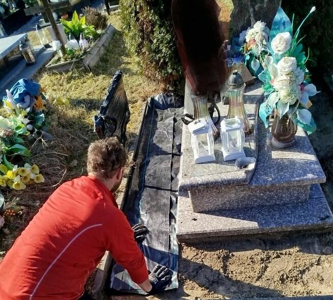 Układanie kostki brukowej przy nagrobku