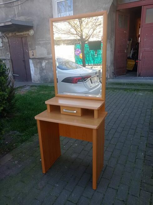 Toaletka z dużym kryształowym lustrem