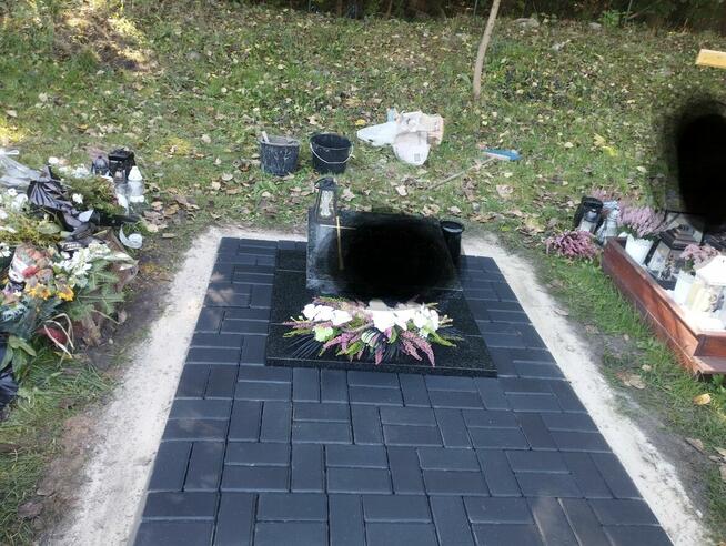 Układanie kostki brukowej przy nagrobku