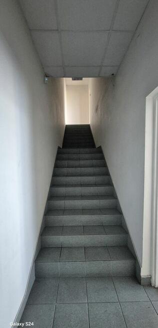 Biurowiec z halą magazynową 1000m2 STRYKÓW