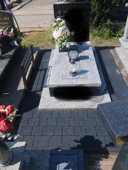 Układanie kostki brukowej przy nagrobku