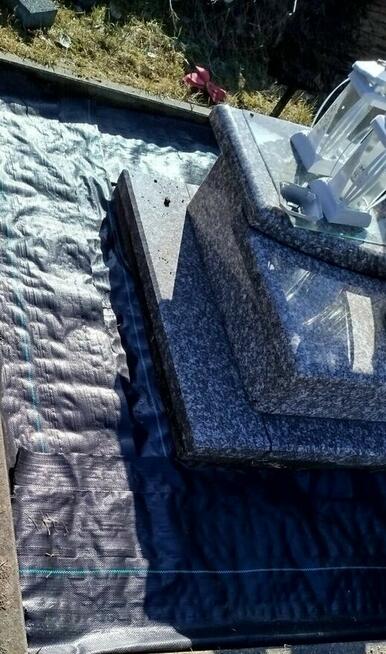 Układanie kostki brukowej przy nagrobku