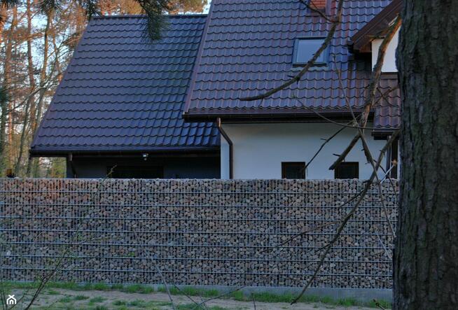 Piękny kamień do gabionów opaski ścieżki