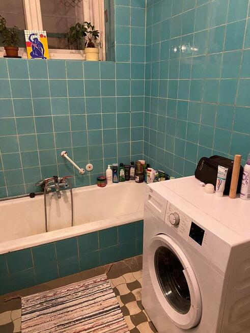 Wolne dwa pokoje w trzypokojowym mieszkaniu w kamienicy