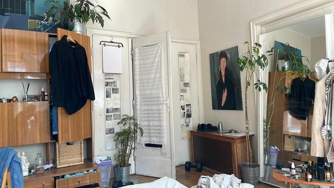 Wolne dwa pokoje w trzypokojowym mieszkaniu w kamienicy