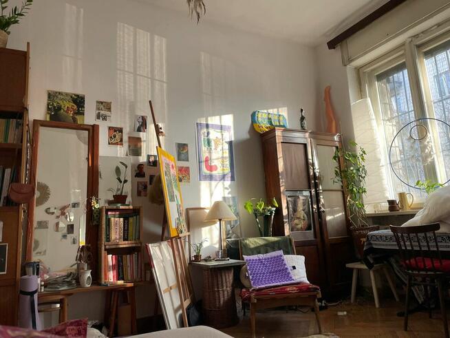 Wolne dwa pokoje w trzypokojowym mieszkaniu w kamienicy