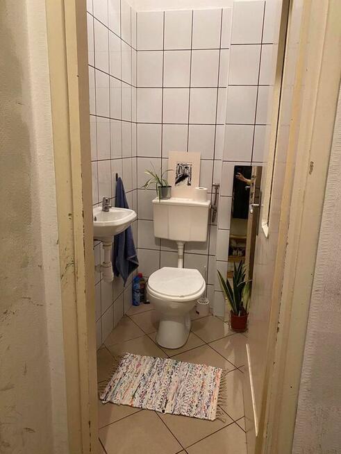 Wolne dwa pokoje w trzypokojowym mieszkaniu w kamienicy