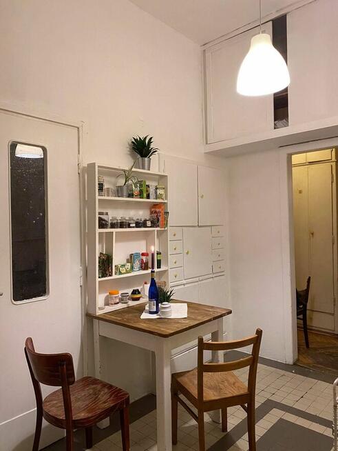 Wolne dwa pokoje w trzypokojowym mieszkaniu w kamienicy