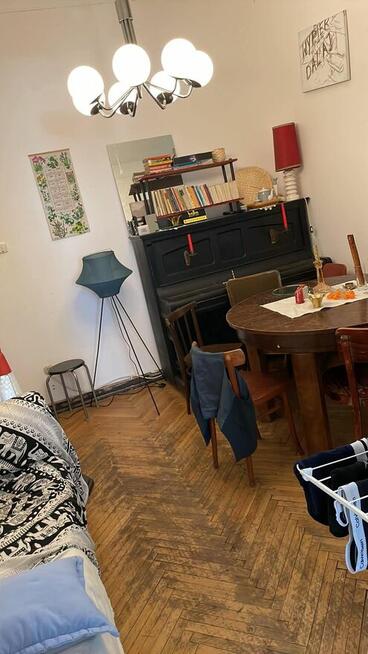 Wolne dwa pokoje w trzypokojowym mieszkaniu w kamienicy