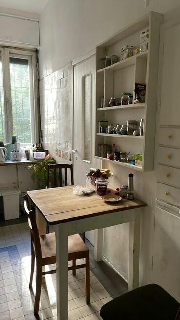 Wolne dwa pokoje w trzypokojowym mieszkaniu w kamienicy