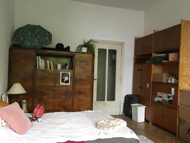 Wolne dwa pokoje w trzypokojowym mieszkaniu w kamienicy