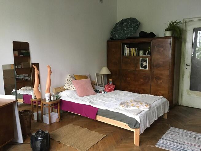 Wolne dwa pokoje w trzypokojowym mieszkaniu w kamienicy