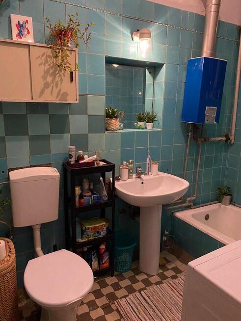 Wolne dwa pokoje w trzypokojowym mieszkaniu w kamienicy