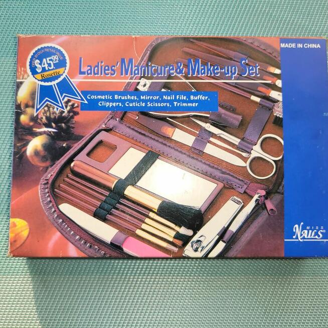 Zestaw akcesoriów do manicure, pedicure i zabiegów na twarz