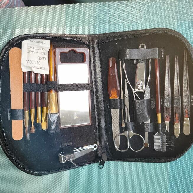 Zestaw akcesoriów do manicure, pedicure i zabiegów na twarz