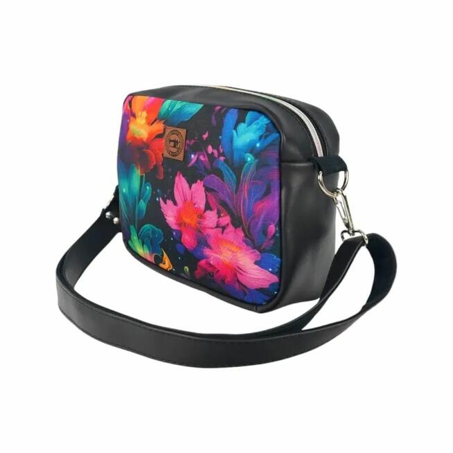 Torebka damska na ramię box prostokątny w Kwiaty - Czarna skóra eko