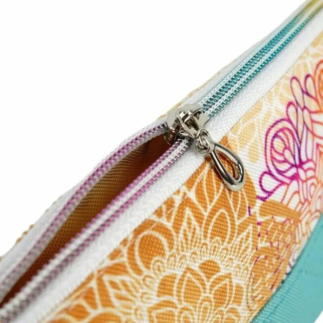 Kosmetyczka Mandale na białym dla niej