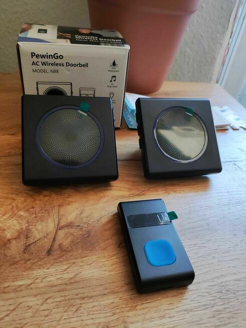 Bezprzewodowy dzwonek do drzwi furtki PewinGo z lampka LED