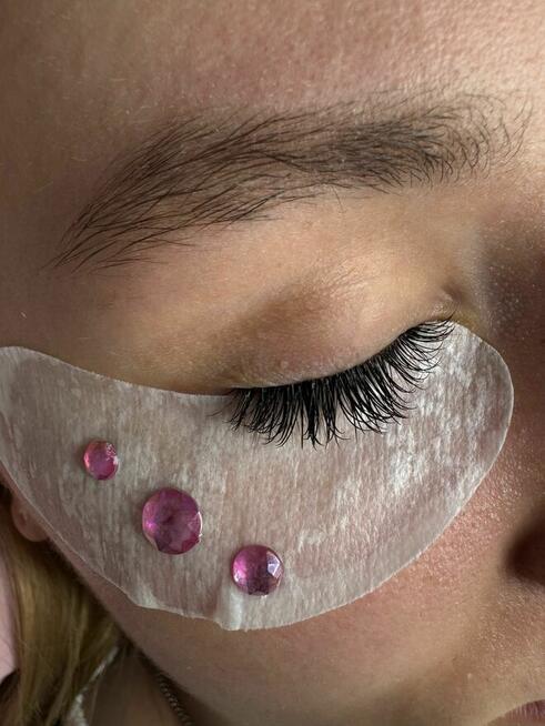 modelka na stylizację rzęs