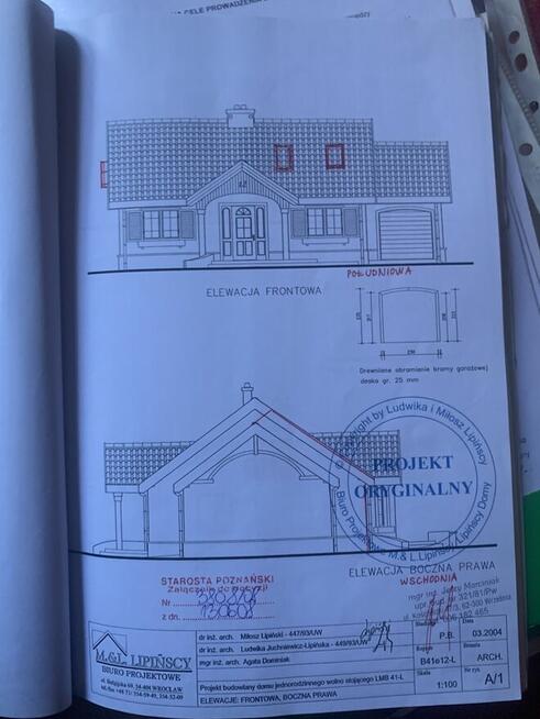 Dom jednorodzinny w stylu dworku królewskiego