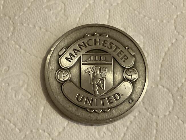 Potrójna moneta upamiętniająca osiągnięcie Manchesteru Unite