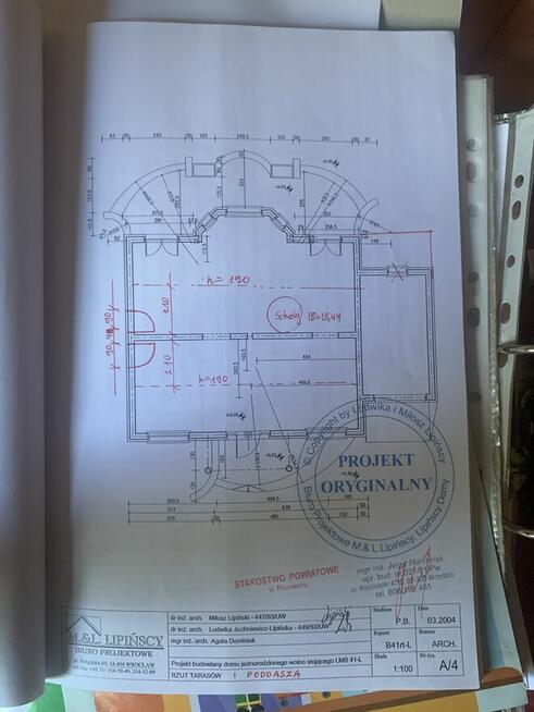 Dom jednorodzinny w stylu dworku królewskiego