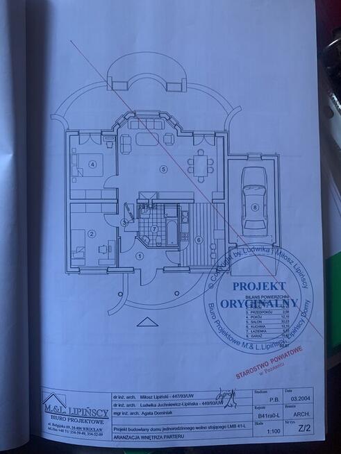 Dom jednorodzinny w stylu dworku królewskiego