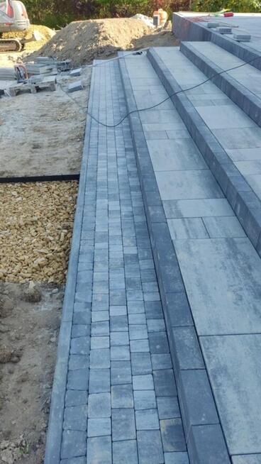 Prace ziemne i brukarstwo.