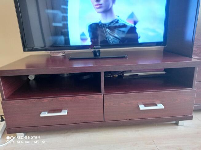 Sprzedam stół, 4 krzesła, komodę, szafkę RTV i półkę.