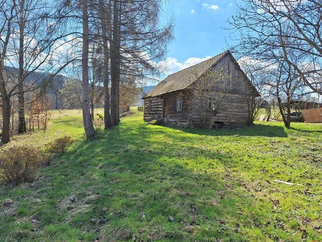 Drewniana chata w pobliżu Jeziora Mucharskiego