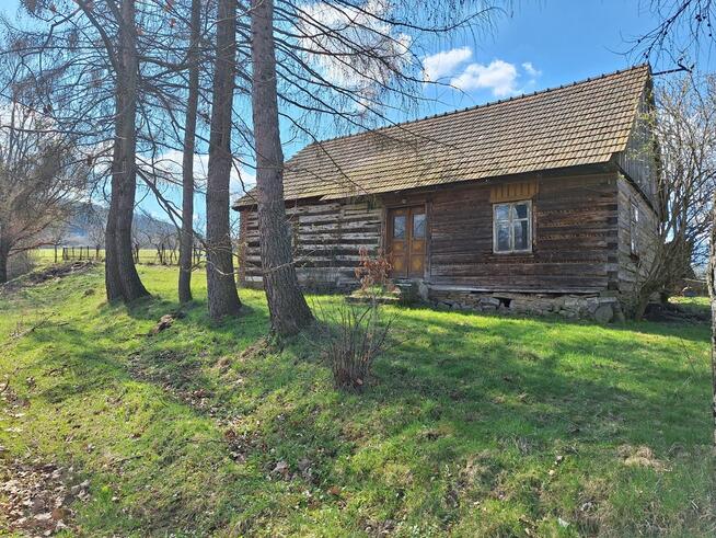 Drewniana chata w pobliżu Jeziora Mucharskiego