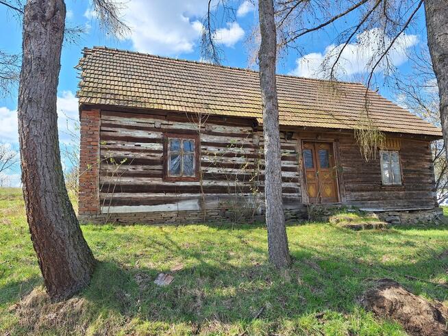 Drewniana chata w pobliżu Jeziora Mucharskiego