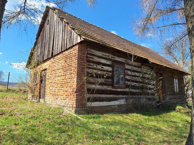 Drewniana chata w pobliżu Jeziora Mucharskiego