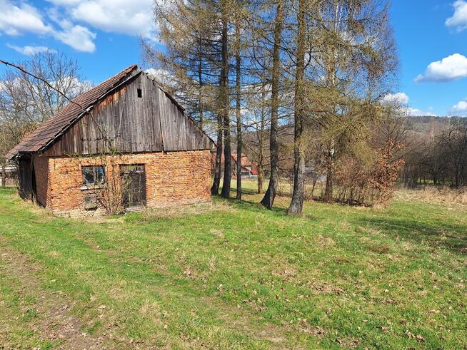 Drewniana chata w pobliżu Jeziora Mucharskiego