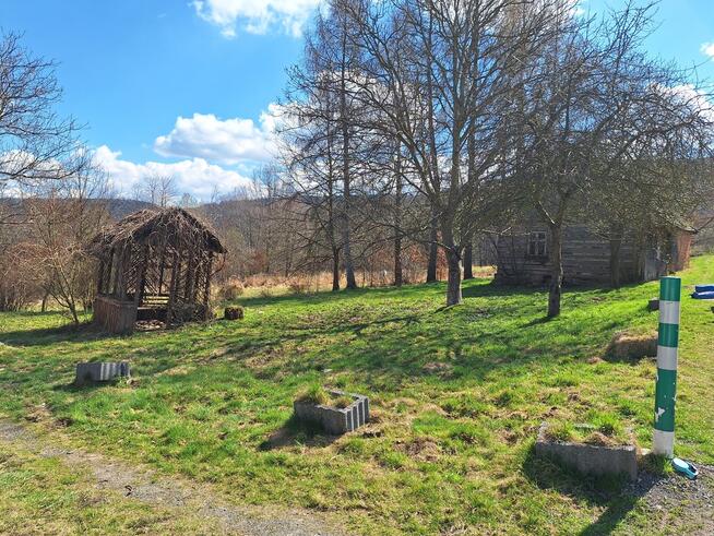 Drewniana chata w pobliżu Jeziora Mucharskiego