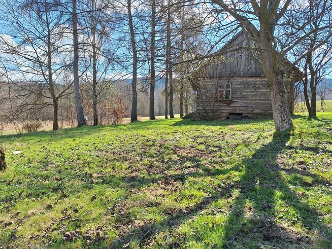 Drewniana chata w pobliżu Jeziora Mucharskiego