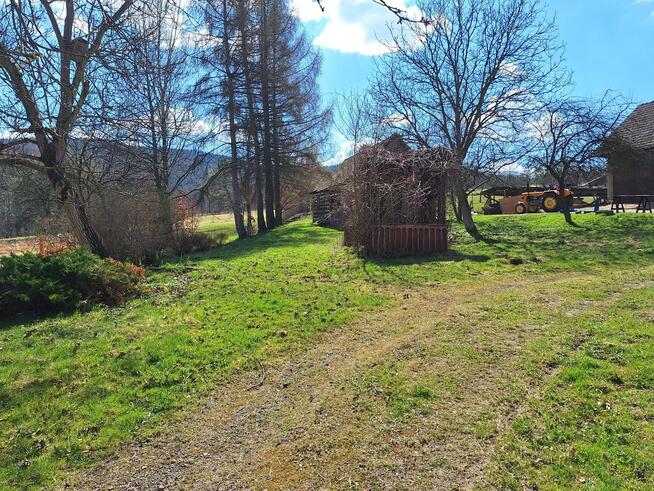 Drewniana chata w pobliżu Jeziora Mucharskiego