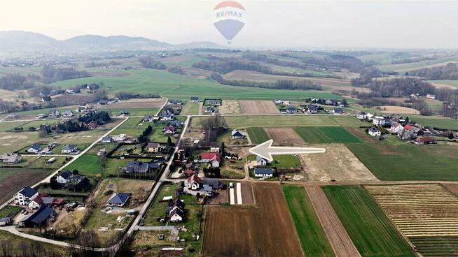 Z widokiem na góry, blisko lasu