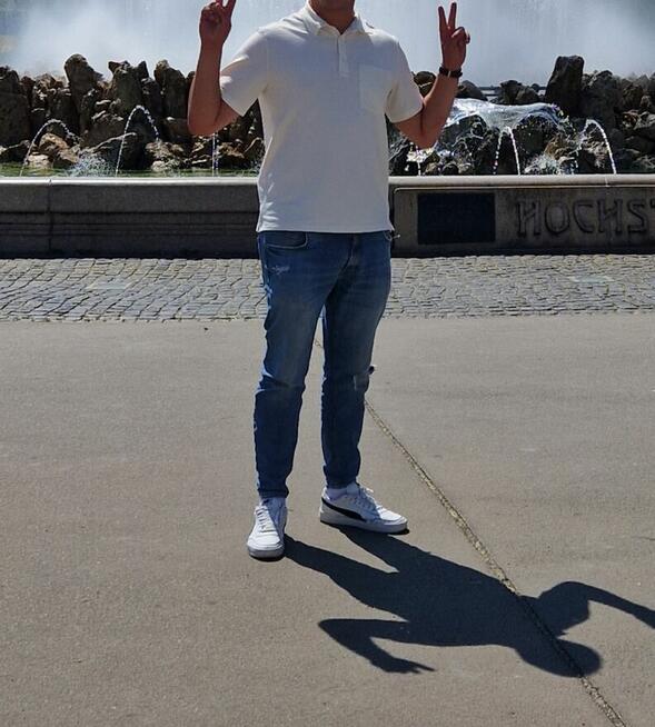 Zbudowany, kulturalny