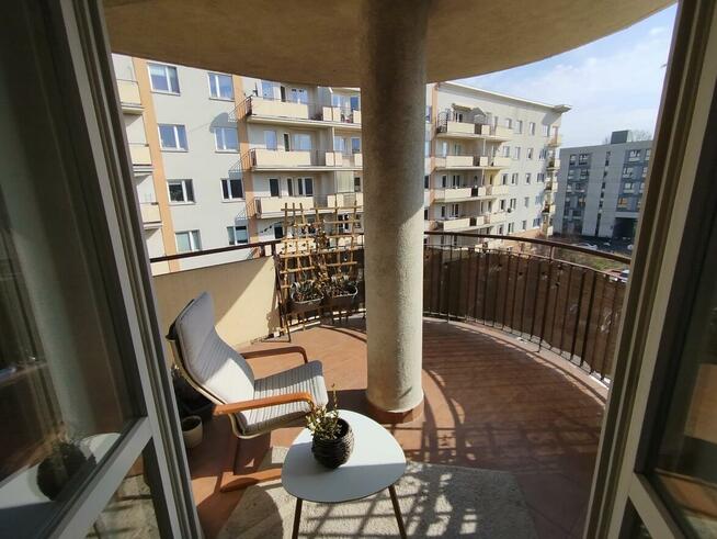 Przestronne, 2-pokojowe mieszkanie z balkonem i garażem - C