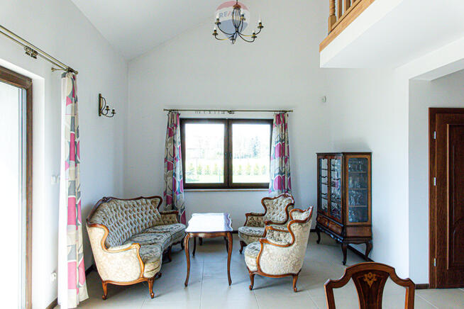 Nowy dom z otwartą przestrzenią nad salonem