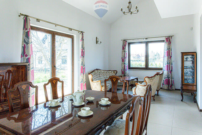 Nowy dom z otwartą przestrzenią nad salonem