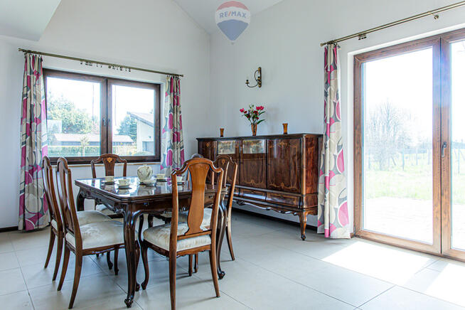 Nowy dom z otwartą przestrzenią nad salonem