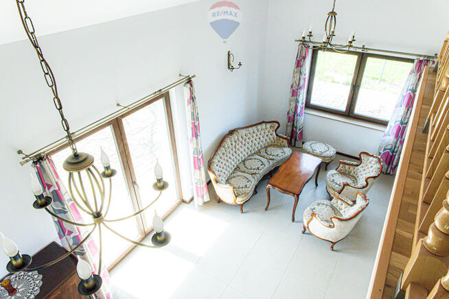 Nowy dom z otwartą przestrzenią nad salonem