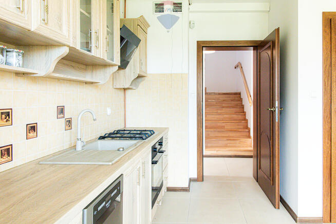 Nowy dom z otwartą przestrzenią nad salonem