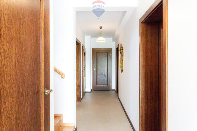 Nowy dom z otwartą przestrzenią nad salonem