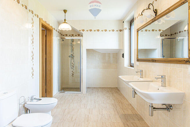 Nowy dom z otwartą przestrzenią nad salonem