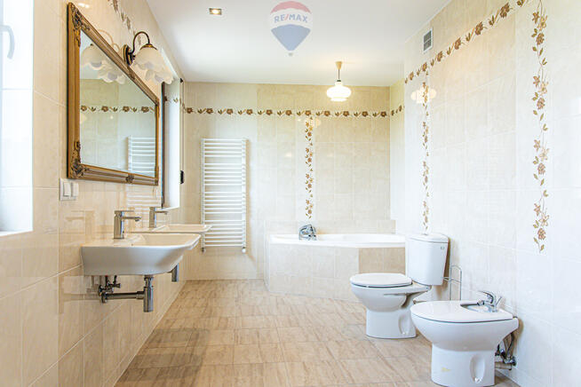 Nowy dom z otwartą przestrzenią nad salonem